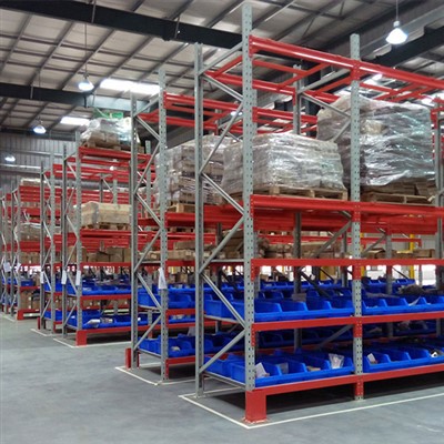 ชั้นวางสินค้าบนพาเลทสำหรับจัดเก็บสินค้าในคลังสินค้าที่มีการใช้งานหนัก